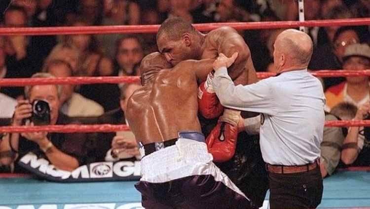 Momen Mike Tyson menggigit kuping Evander Holyfield di atas ring pada 1997